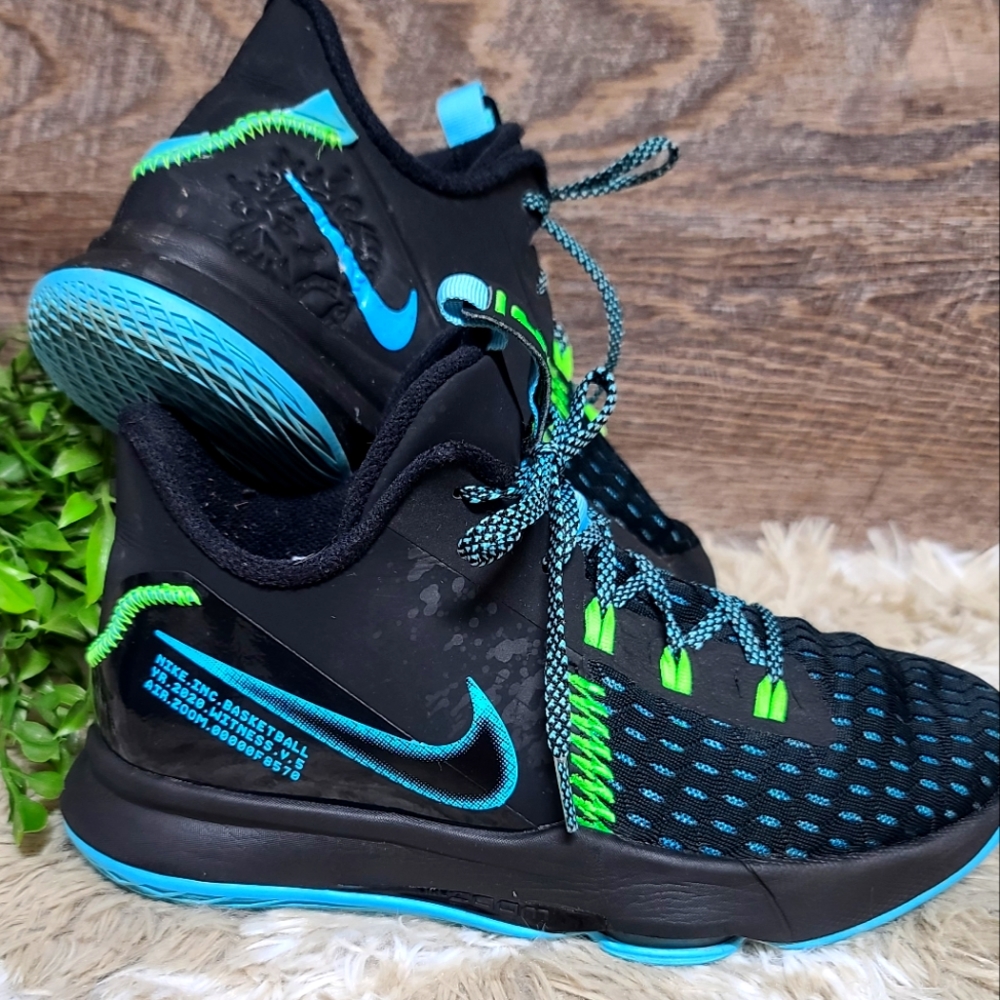LeBron Witness 5 Basketball Shoes